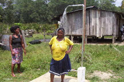 Refrescandose en la ducha nueva Sistema de bombeo solar fotovoltaico en Guachal San Lorenzo Esmeraldas