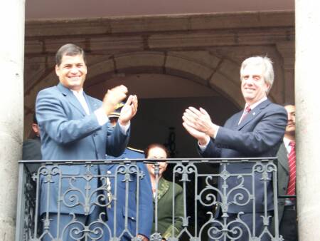Presidente Rafael Correa en el balcon del Palacio de Carondelet 