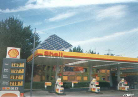 Gasolinera normal con paneles solares en el techo para cargar a las baterías de los carros eléctricos - Hamburg - Deutschland