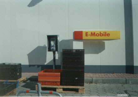 "Bomba de energía solar" estacion de recarga de vehículos eléctricos EV en una gasolinera tradicional en Alemania